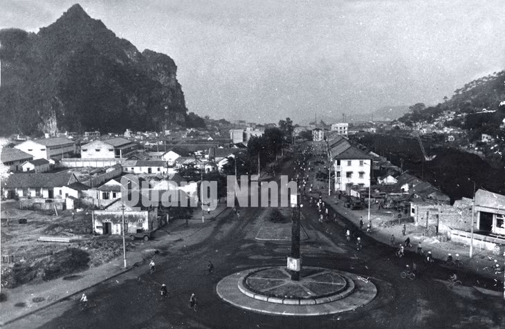 Cột Đồng Hồ (thập niên 1980). Ảnh tư liệu