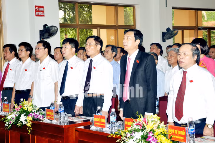 Các đại biểu chào cờ tại Đại hội