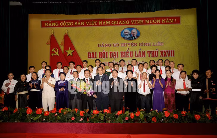 Phó Bí thư Tỉnh ủy Vũ Hồng Thanh tặng hoa chúc mừng Ban Chấp hành Đảng bộ huyện nhiệm kỳ 2015-2020
