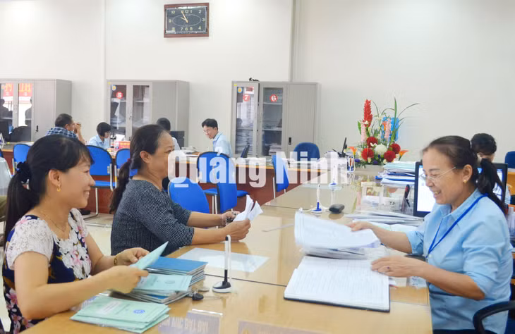 Người dân giao dịch ở quầy Bảo hiểm y tế tại Trung tâm Hành chính công TX Đông Triều. Ảnh: Nguyễn Hoa