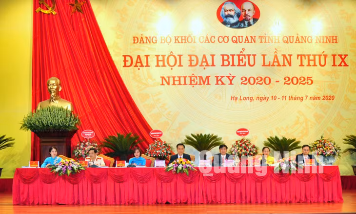 Đoàn Chủ tịch điều hành đại hội (7-2020). Ảnh: Minh Hà