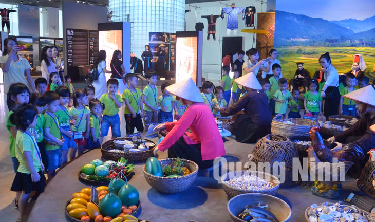 Học sinh mầm non tham quan không gian chợ quê xưa. Ảnh: Huỳnh Đăng