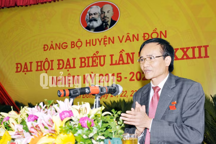 Đồng chí Đoàn Văn Chỉnh, Bí thư Huyện ủy Vân Đồn trình bày dự thảo báo cáo chính trị tại Đại hội