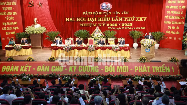 Đại biểu tham gia biểu quyết tại Đại hội (7-2020). Ảnh: Nguyễn Thanh