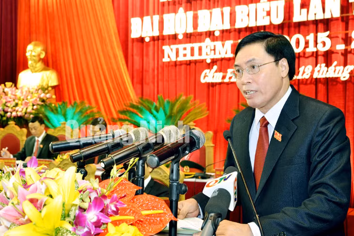 Đồng chí Nguyễn Chí Thăng, Bí thư Thành ủy Cẩm Phả trình bày báo cáo chính trị nhiệm kỳ 2010-2015 và phương hướng nhiệm vụ nhiệm kỳ 2015-2020