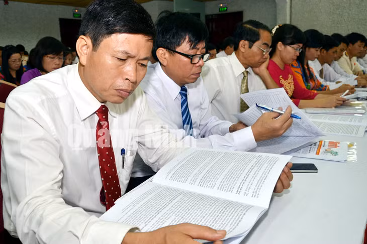 Đại biểu theo dõi báo cáo chính trị