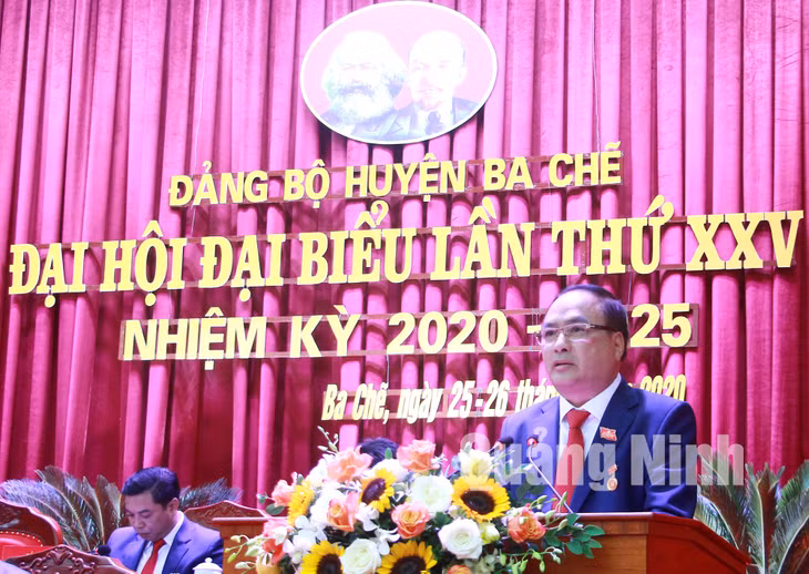 Đồng chí Lê Minh Hải, Bí thư Huyện ủy, Chủ tịch HĐND huyện Ba Chẽ, trình bày báo cáo chính trị tại Đại hội (6-2020). Ảnh: Mạnh Trường