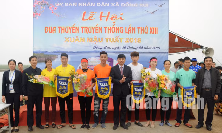 Ban Tổ chức trao giải cho các đội đoạt giải nam và nữ (2-2018). Ảnh: Nguyễn Duy