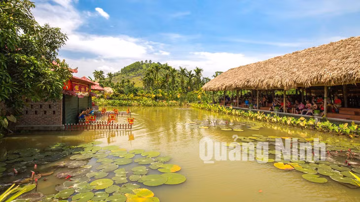 Du khách xem biểu diễn múa rối nước khi đến tham quan làng quê Yên Đức (1-2018). Ảnh: Hùng Sơn