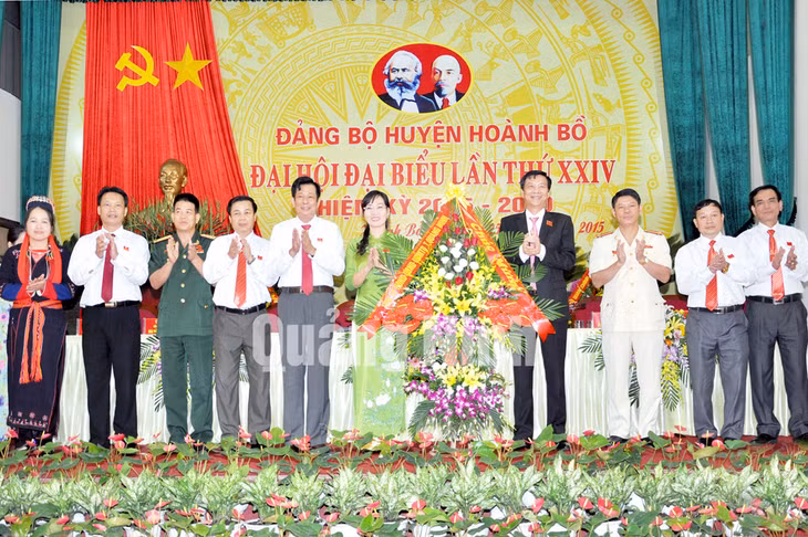Đồng chí Nguyễn Văn Đọc, Bí thư Tỉnh ủy, Chủ tịch HĐND tỉnh tặng hoa chúc mừng Đại hội