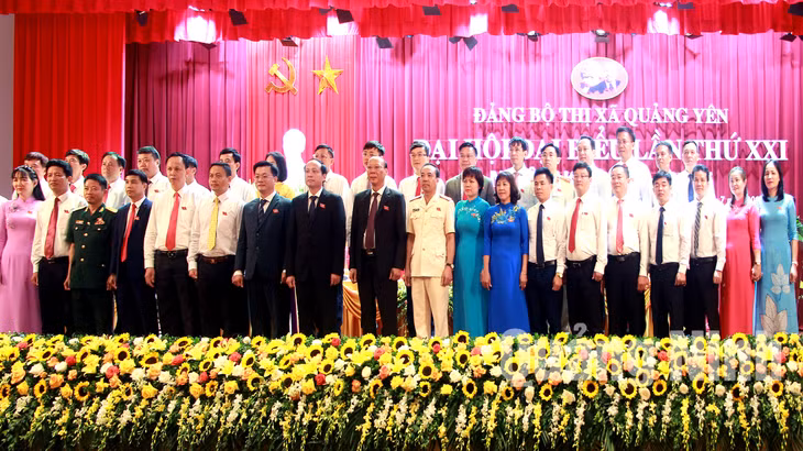 Ban Chấp hành khóa mới ra mắt đại hội (7-2020). Ảnh: Bùi Niên