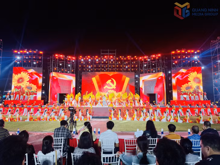 Văn nghệ sĩ Quảng Ninh tham gia sáng tạo, biểu diễn trong các chương trình nghệ thuật lớn của tỉnh, góp phần phát triển công nghiệp văn hóa. Ảnh: Xuân Hòa
