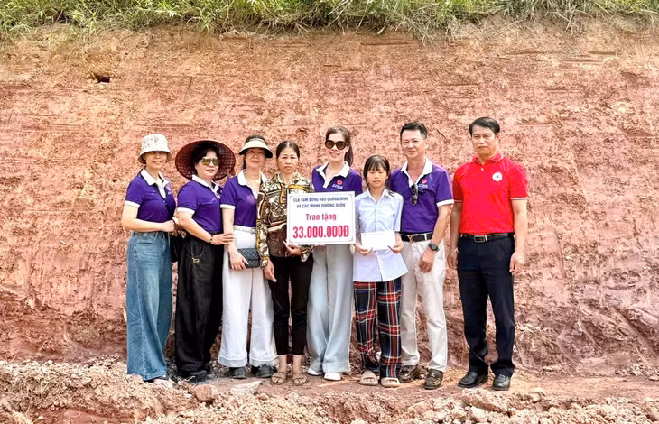 Câu lạc bộ Tâm Bằng Hữu Quảng Ninh và đại diện ngành, đoàn thể đặc khu Vân Đồn trao hỗ trợ số tiền 33 triệu đồng cho gia đình anh Vũ Văn Hùng khắc phục hậu quả cháy nhà.