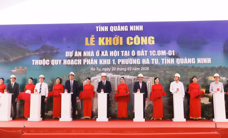 Các đại biểu bấm nút khởi công dự án.
