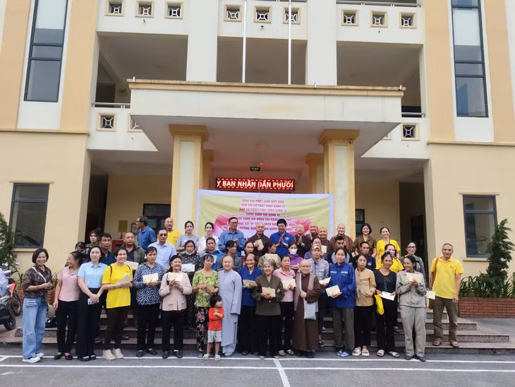 Hội Bảo trợ Người khuyết tật và Trẻ mồ côi tỉnh và các nhà hảo tâm tặng quà cho các hộ gia đình bị thiệt hại nặng sau bão số 3 tại phường Hà Phong, TP Hạ Long