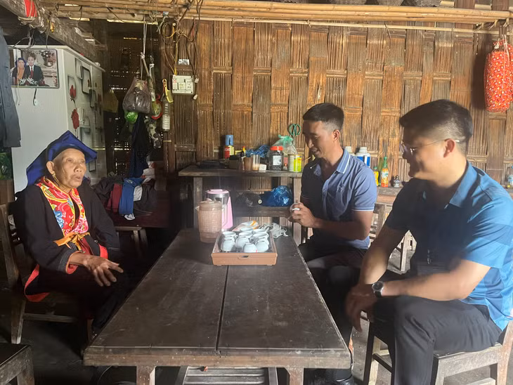 Lãnh đạo xã, cán bộ thôn tuyên truyền vận động người dân xã Kỳ Thượng (Hạ Long) thực hiện tốt chủ trương, chính sách của Đảng, pháp luật của Nhà nước.