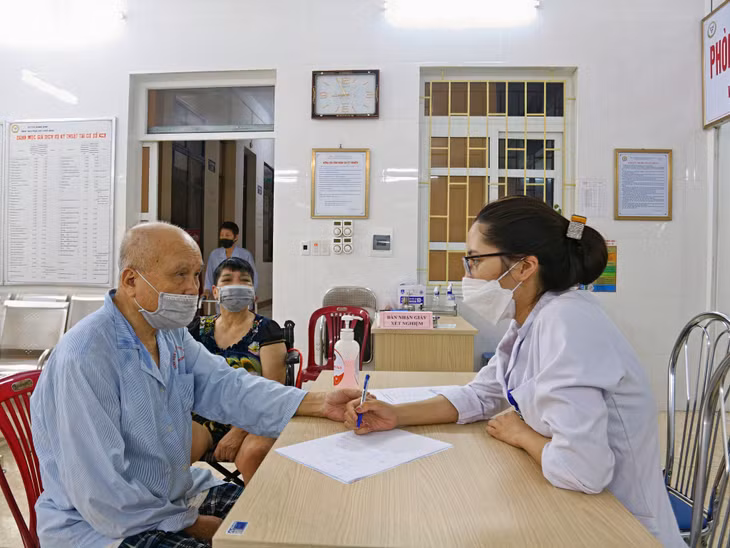 Bác sĩ của Bệnh viện Lão khoa - Phục hồi chức năng tỉnh tư vấn, khám sức khỏe cho người cao tuổi. Ảnh: Vân Anh