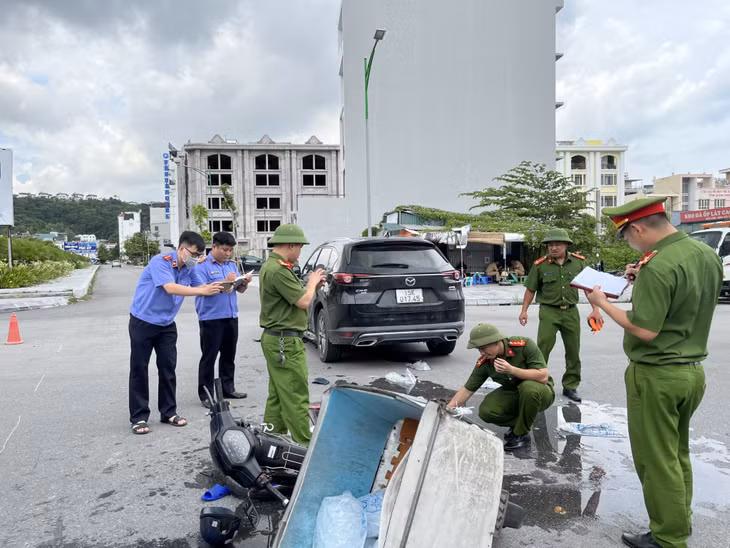 Kiểm sát viên Viện KSND tỉnh tham gia khám nghiệm hiện trường vụ TNGT đường bộ.