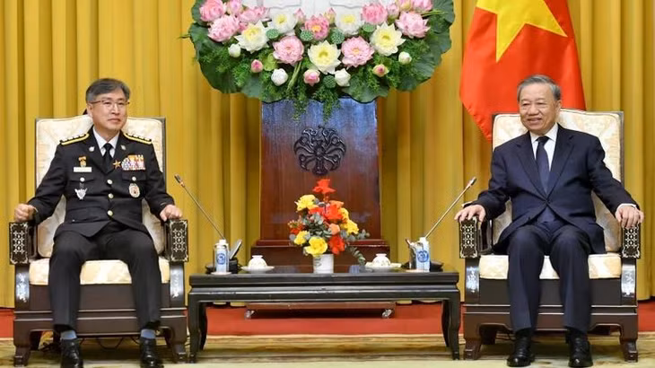 Tổng Bí thư, Chủ tịch nước Tô Lâm tiếp Tư lệnh Cơ quan Cảnh sát biển Hàn Quốc Kim Jong Uk. (Ảnh: ĐĂNG KHOA)