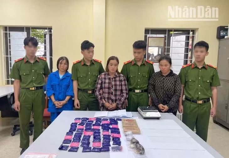 Các đối tượng: Phàng Thị Chư, sinh năm 1988, Mùa Thị Chứ, sinh năm 1989 và Mùa Thị Mụa, sinh năm 1987 cùng trú tại bản Khò Hồng, xã Chiềng Xuân, huyện Vân Hồ cùng số tang vật tại cơ quan công an.