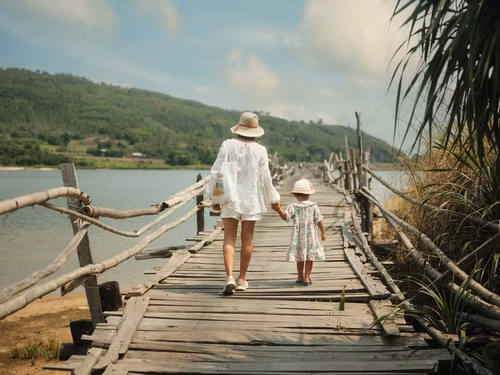 Cầu được xây dựng lần đầu vào năm 1998 với tổng chi phí hơn 1 tỉ đồng do ông Nguyễn Phước Thọ (TP Nha Trang, tỉnh Khánh Hòa) tự bỏ tiền ra đầu tư. Cầu có chiều dài khoảng 800m và chiều rộng khoảng 1,5-1,8m - Ảnh: Tinh Huynh