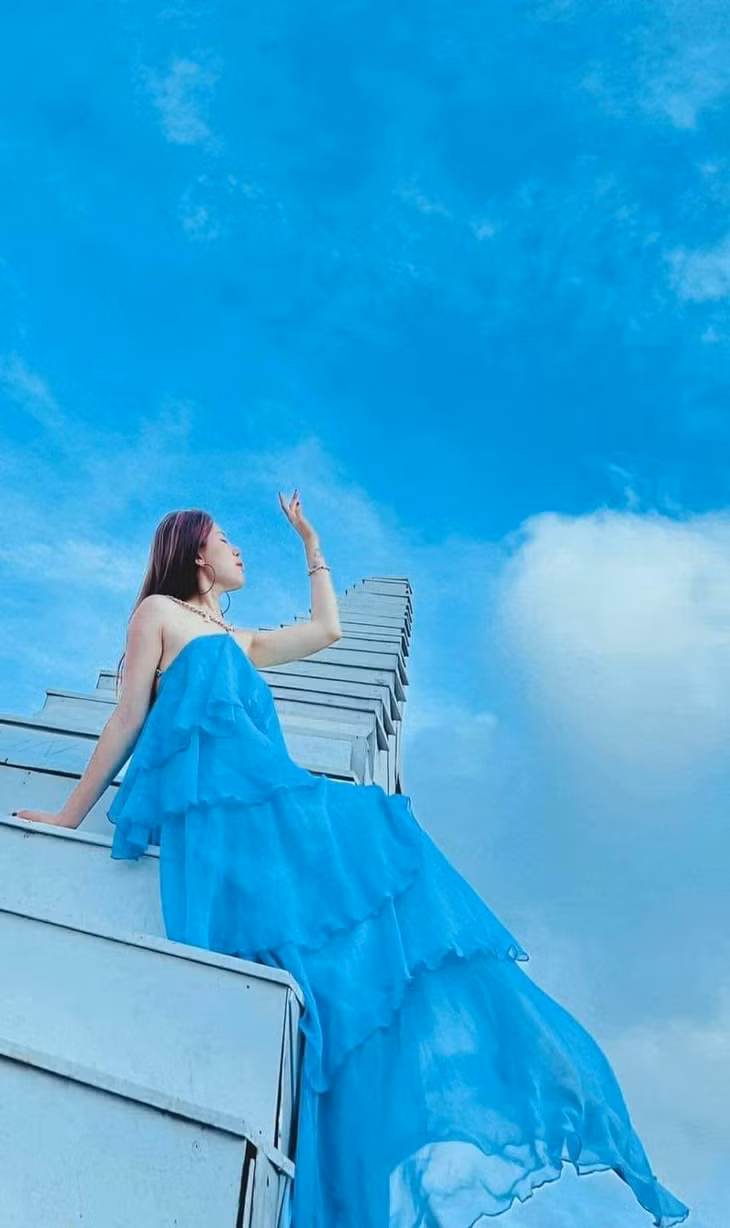 Bên cạnh không gian, các món nước, quán còn có dịch vụ cho bạn thuê trang phục chụp ảnh và sẽ có nhân viên hỗ trợ chụp ảnh. Địa chỉ: 5 Bis Đống Đa, phường 3, TP Đà Lạt. Giá các món nước, đồ ăn từ 40.000 đồng. Giờ mở cửa từ 5g.