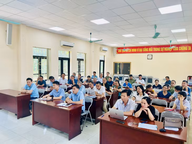 Cán bộ và nhân dân phường Hà Khánh tham gia lớp tập huấn theo hình thức trực tuyến.