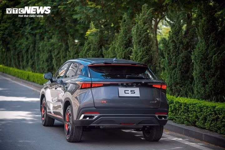 Omoda C5 khi nhìn từ phía sau.