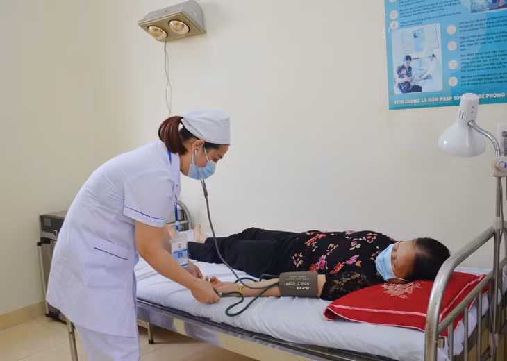 Nhân viên y tế xã Hiệp Hòa (TX Quảng Yên) kiểm tra sức khỏe người dân đến khám bệnh.