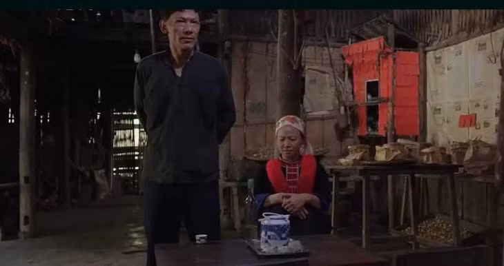 Theo bà Thanh, chi tiết người phụ nữ ngồi quay mông với phía bàn thờ được xem là tối kị - Ảnh chụp màn hình