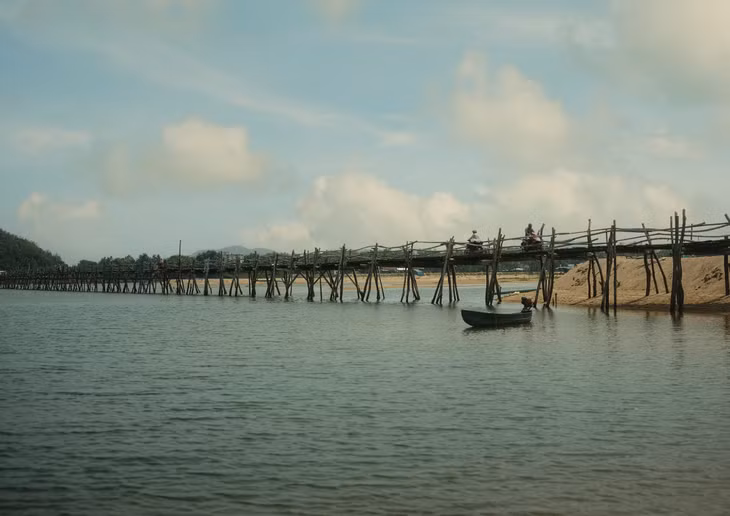 Cầu Ông Cọp nối các thôn phía bắc xã An Ninh Tây, huyện Tuy An với phường Xuân Đài, thị xã Sông Cầu. Người dân địa phương đi qua cầu này rút ngắn khoảng cách khoảng 10km so với di chuyển từ huyện Tuy An qua thị xã Sông Cầu, hoặc đi TP Quy Nhơn (Bình Định). Tuy nhiên, mỗi mùa mưa, cầu hay bị nước xô đẩy dẫn tới hư lệch. Mỗi lần như thế, người dân phải bỏ tiền tu dưỡng cầu để thuận lợi đi lại. Sau này, một nhóm hộ dân được giao việc quản lý và thu phí người, phương tiện di chuyển khi qua cầu. Mỗi lượt xe máy 4.000 đồng, xe đạp 3.000 đồng, xe máy chở hàng hóa 5.000 đồng, người đi bộ 2.000 đồng - Ảnh: Tinh Huynh