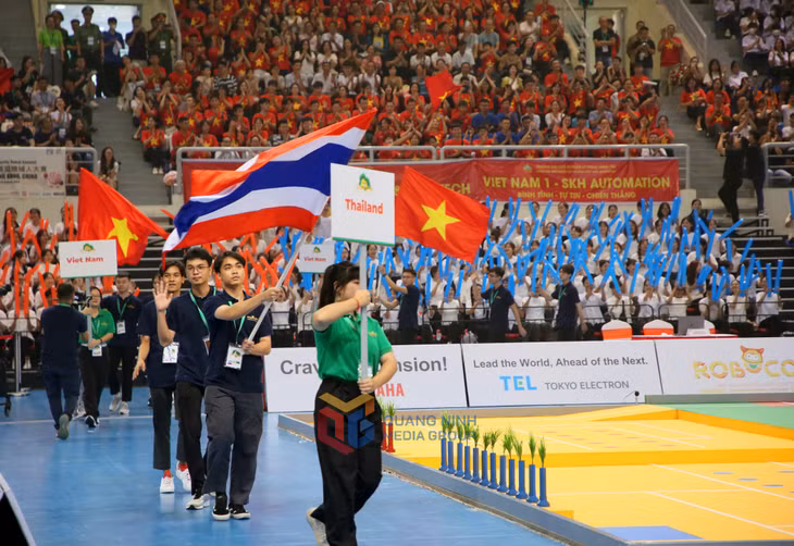 Các đội tuyển đến từ các trường đại học, học viện và cao đẳng khối kĩ thuật đại diện cho 12 quốc gia và vùng lãnh thổ trong khu vực châu Á - Thái Bình Dương chào sân đấu ABU Robocon 2024.