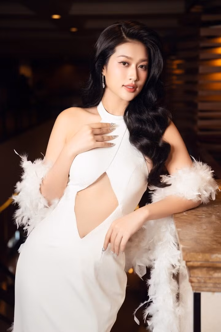 Hoa hậu Đoàn Thiên Ân cũng khiến nhiều người không hài lòng.