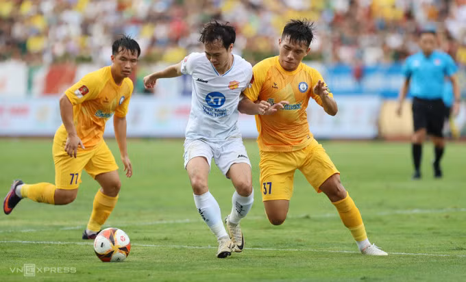 Khánh Hòa (áo vàng) thua Nam Định 1-5 trên sân Thiên Trường ngày 25/6.