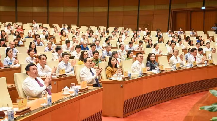 Các đồng chí lãnh đạo Đảng, Nhà nước và các đại biểu dự hội thảo. (Ảnh: DUY LINH)