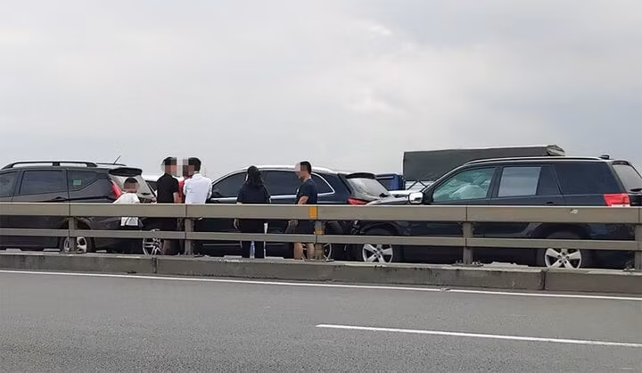 Vụ tai nạn khiến giao thông trên cầu Nhật Tân (hướng huyện Đông Anh vào trung tâm TP Hà Nội) bị ùn ứ. (Ảnh: Shipper Đông Anh)