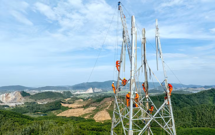 Công nhân treo mình thi công đường dây 500kV mạch 3 Quảng Trạch - Phố Nối tại huyện Nghi Sơn (Thanh Hóa) - Ảnh: NGUYỄN KHÁNH