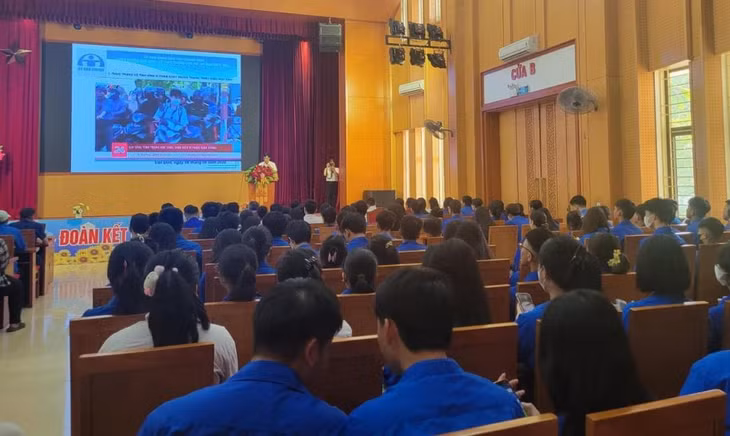 UBND huyện Vân Đồn tập huấn kỹ năng điều khiển xe máy điện, xe gắn máy dưới 50 cm3 cho người từ đủ 16 tuổi đến dưới 18 tuổi trên địa bàn.