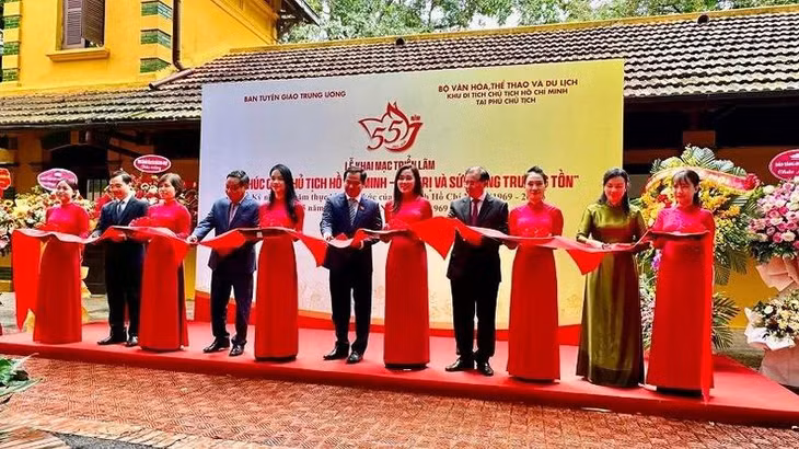 Cắt băng khai mạc Triển lãm. (Ảnh: Linh Tâm)