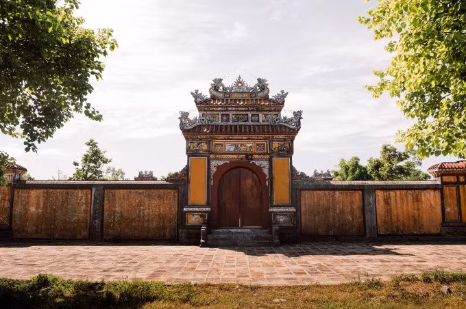Lối vào mộ vua Dục Đức trong An Lăng hồi tháng 7. Ảnh: Tuấn Anh