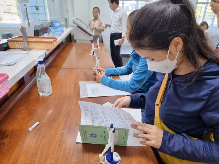 Người lao động kiểm tra thông tin trước khi rút BHXH 1 lần. Ảnh: XC