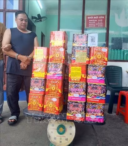 Đối tượng Hoàng Văn Tự cùng tang vật. Ảnh: TTXVN phát