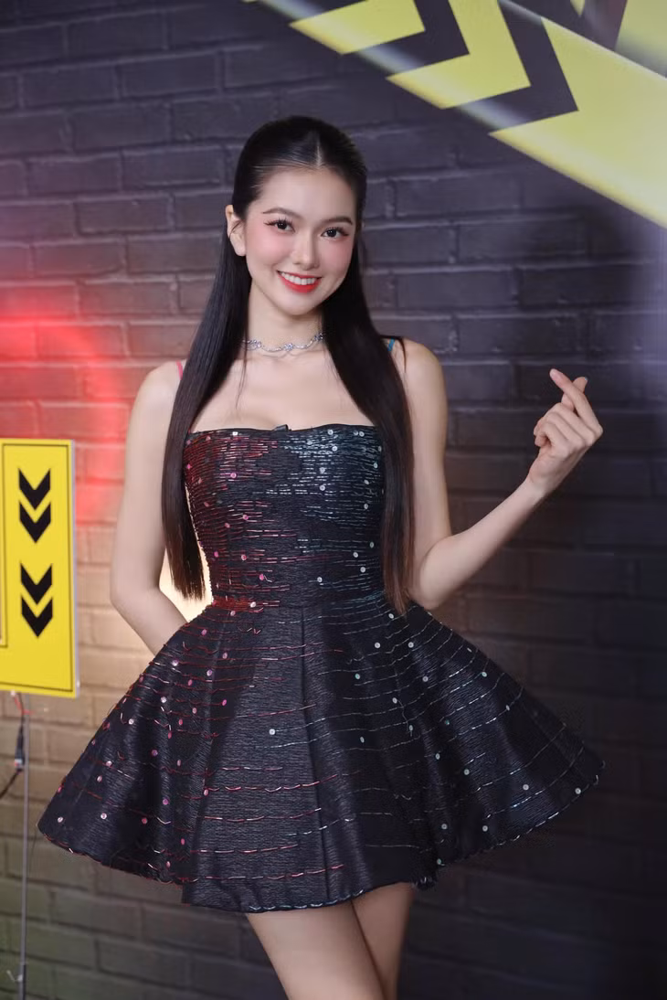 "Đi giữa trời rực rỡ" là bộ phim phía Bắc đầu tiên mà người đẹp góp mặt. Cô nói dù không phải lần đầu tiên thử sức với truyền hình nhưng đây là lần đầu đóng phim đúng nghĩa nên Yên Đan vừa hồi hộp, vừa hào hứng.