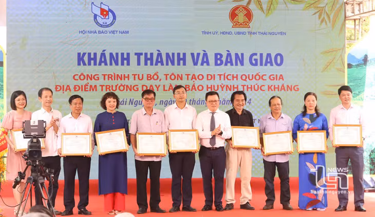 Đồng chí Lê Quốc Minh trao Bằng khen của Hội Nhà báo Việt Nam tặng 9 tập thể, cá nhân có thành tích xuất sắc, đóng góp xây dựng Di tích lịch sử Quốc gia Địa điểm Trường dạy làm báo Huỳnh Thúc Kháng.