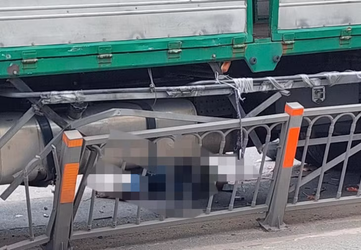 Nạn nhân bị văng vào gầm xe tải bị cán tử vong.