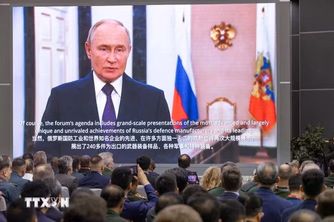 Tổng thống Nga Vladimir Putin gửi video phát biểu chào mừng tại Lễ khai mạc Diễn đàn Kỹ thuật quân sự quốc tế Army-2024. (Ảnh: Quang Vinh/TTXVN)