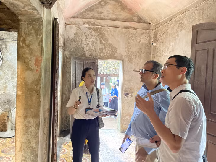 Chuyên gia Hội đồng Di tích và di chỉ quốc tế kiểm tra công tác bảo vệ, quản lý, bảo tồn, tôn tạo tại chùa Suối Tắm.