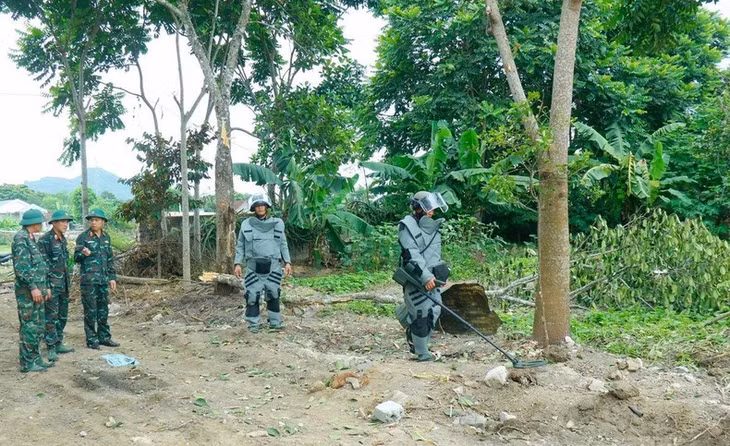 Lực lượng công binh tiến hành kiểm tra, rà soát những nơi nghi ngờ có vật liệu nổ. (Ảnh: TRỌNG KIÊN)