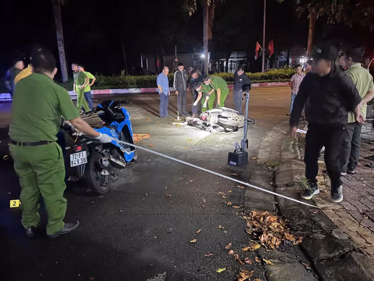 Công an khám nghiệm hiện trường vụ án.