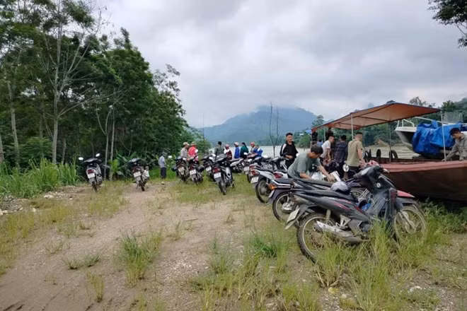 Lực lượng chức năng cùng người dân được huy động để tìm kiếm thi thể người vợ bị Vũ Văn Tâm phi tang xác trên sông Chảy ở Bắc Hà, Lào Cai. Ảnh: NDCC